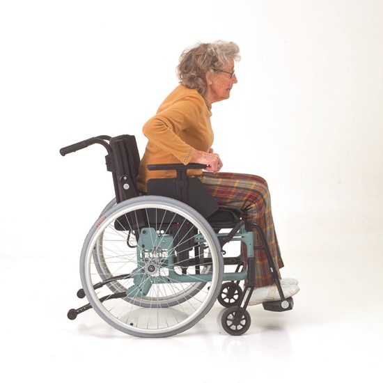 Anwendungsempfehlung 2
Um im Rollstuhl rückwärts zu rutschen, muss der Benutzer sich vorwärts lehnen, sich an den Armlehnen festhalten und sich mit Hilfe der Arme und, falls möglich, Beine entgegen der Rückenlehnen schieben.